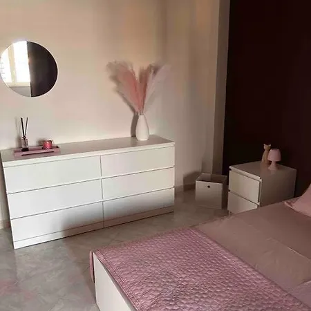 Pink House: Intero アパート