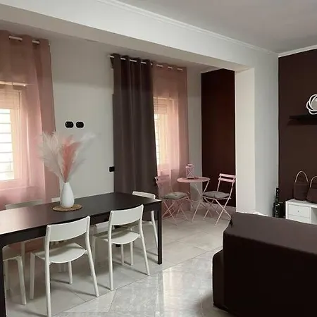 Pink House: Intero アパート